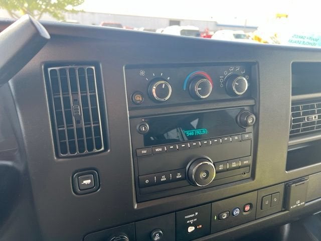 2024 Chevrolet Express Passenger 3500 1LT