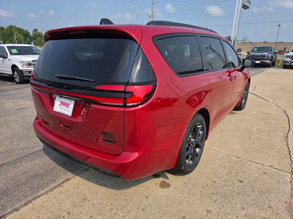 2027 Chrysler Pacifica Select