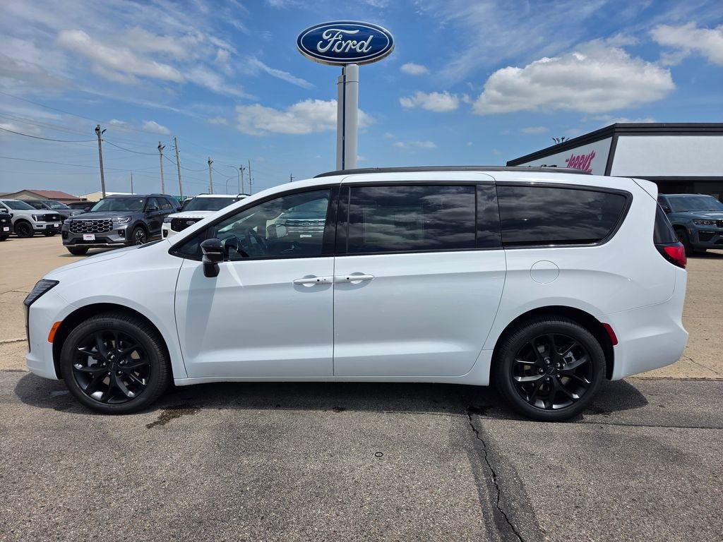 2027 Chrysler Pacifica Limited